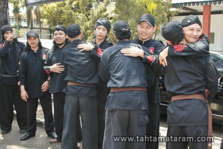 Tradisi & Ujian Tenaga Dalam Tahta Mataram JABODETABEK Tradisi & Ujian Tenaga Dalam Tahta Mataram JABODETABEK