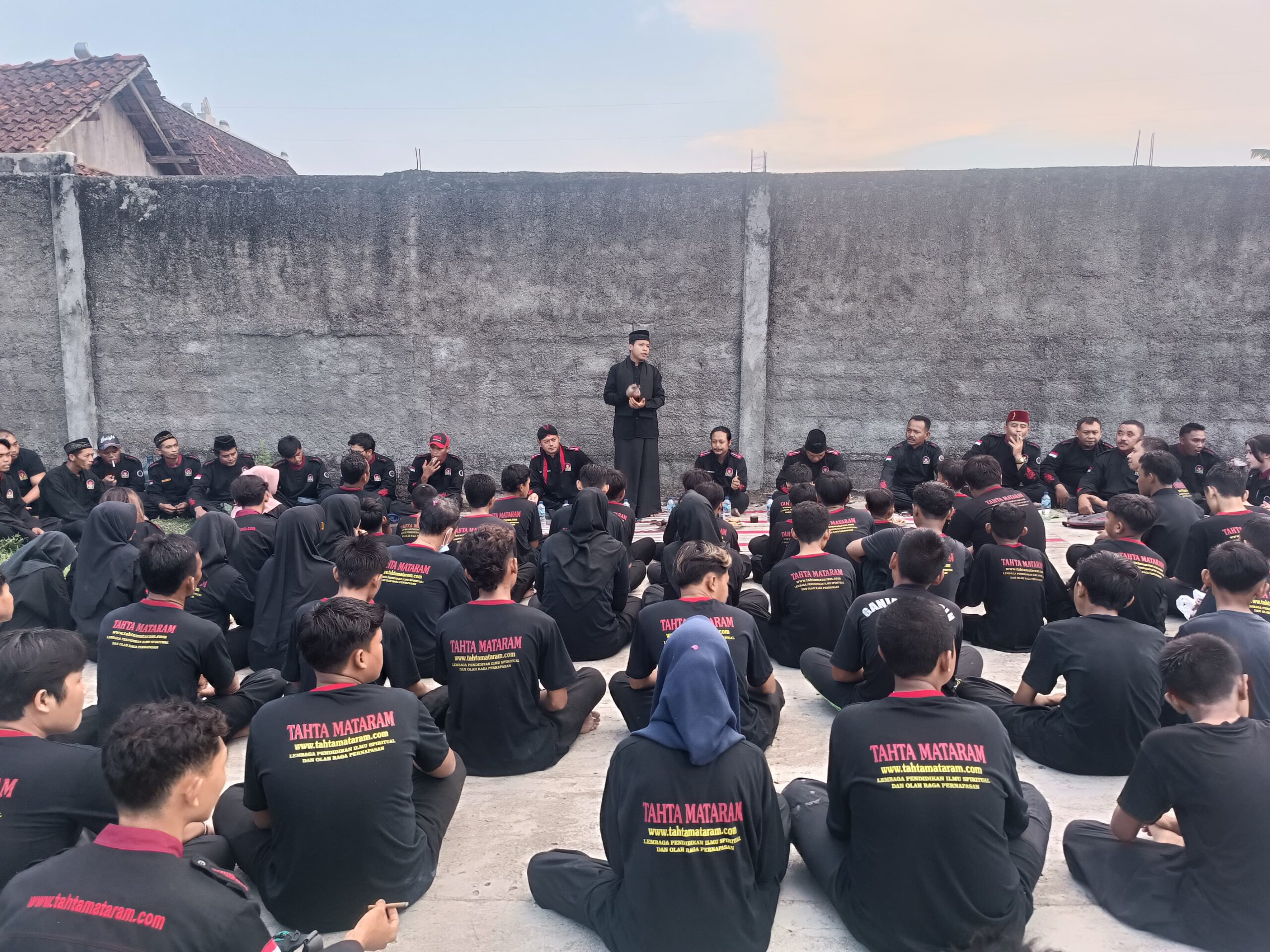 Tradisi Kenaikan Tingkat Tahta Mataram Cabang Blora Di Lapangan Kecamatan Jati